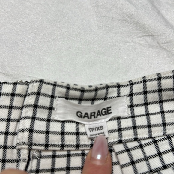 Checkered mini skirt with slit - Picture 4 of 5